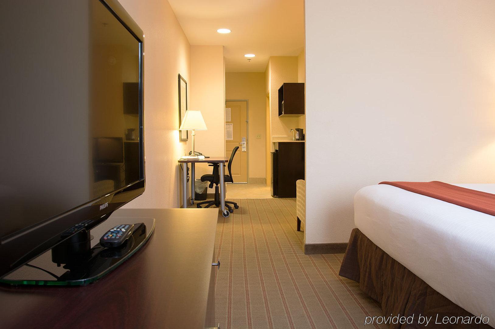 Holiday Inn Express & Suites East Wichita I-35 Andover By Ihg Екстериор снимка