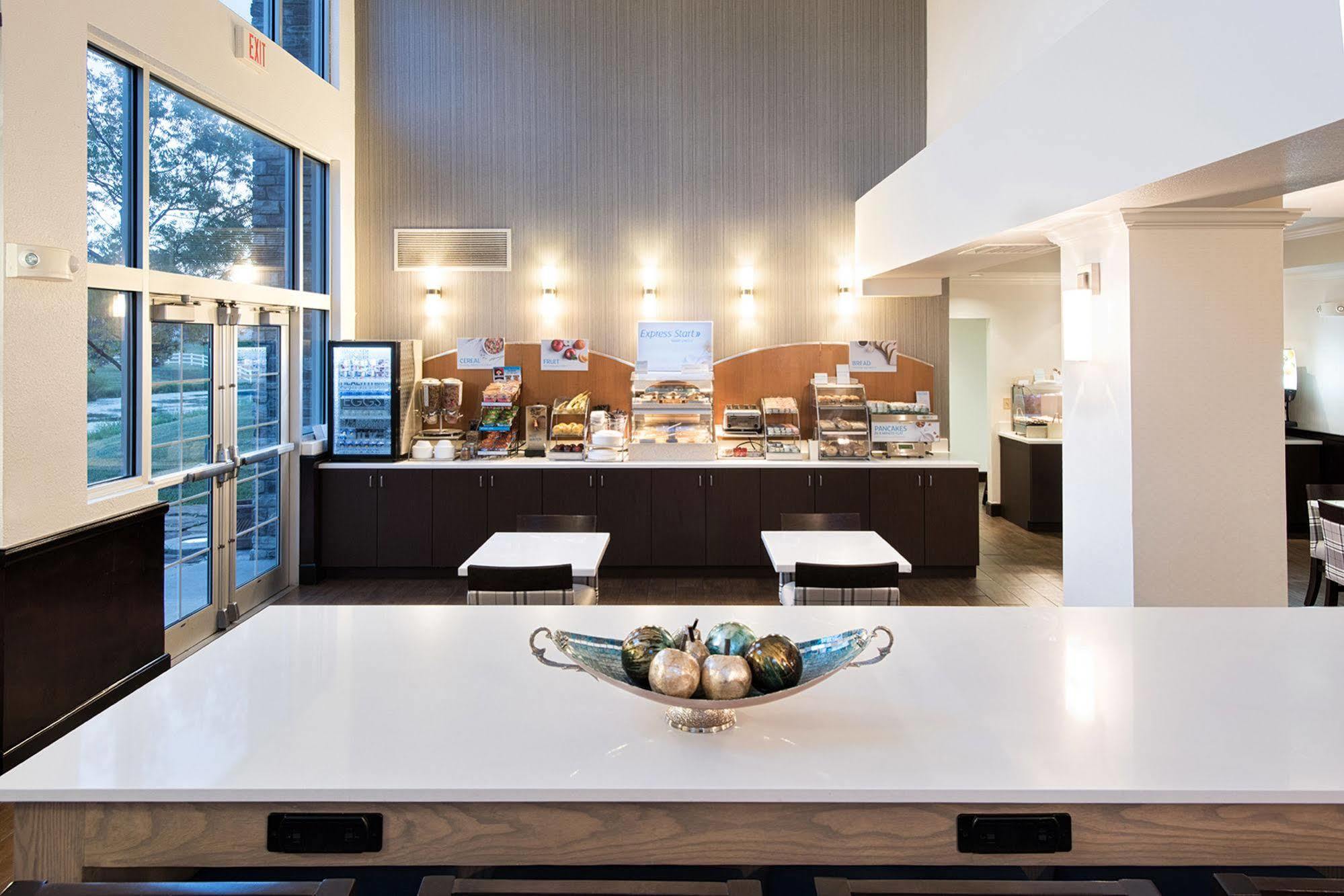 Holiday Inn Express & Suites East Wichita I-35 Andover By Ihg Екстериор снимка